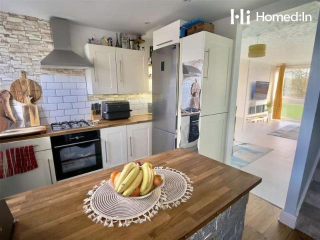 Flat for sale in Fole, Surrey