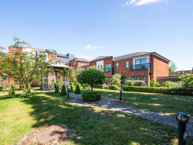 Flat for sale in Worcester Park, Greater London
