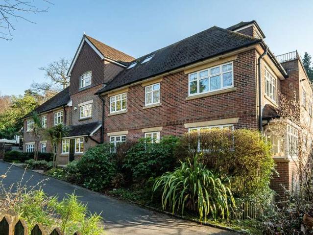 Flat for sale in Grayswood, Fole