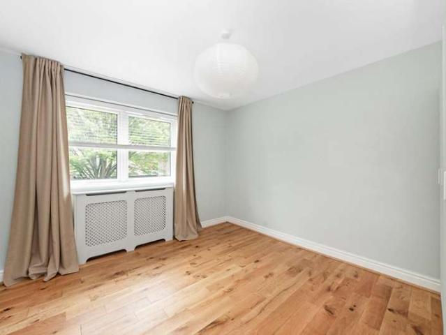 Flat for sale in Tulse Hill, Greater London