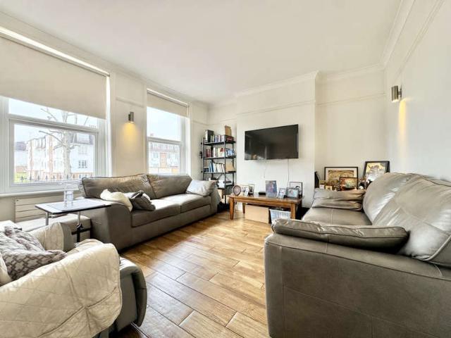 Flat for sale in Southgate, Greater London