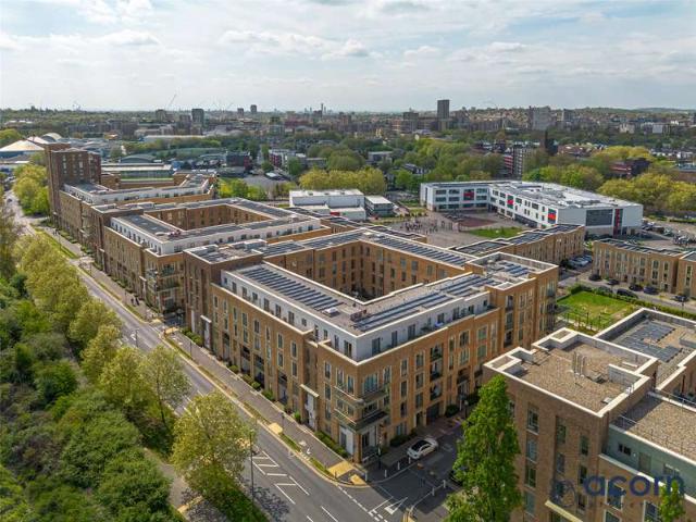 Flat for sale in Mill Hill, Greater London