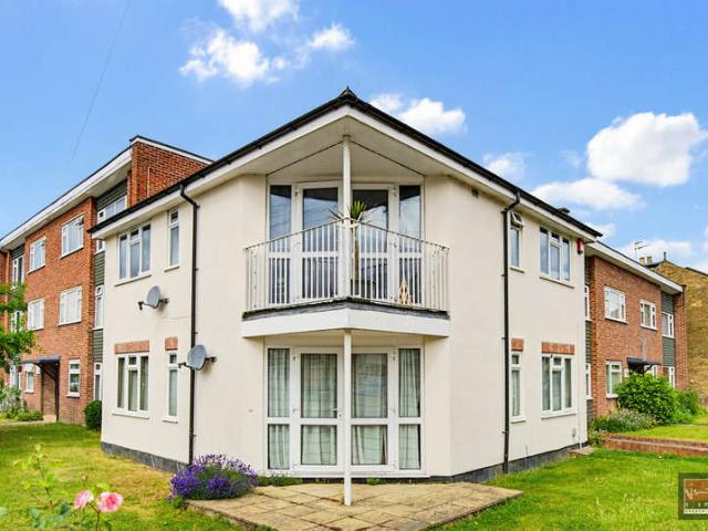 Flat for sale in Knowle Green, Spelthorne