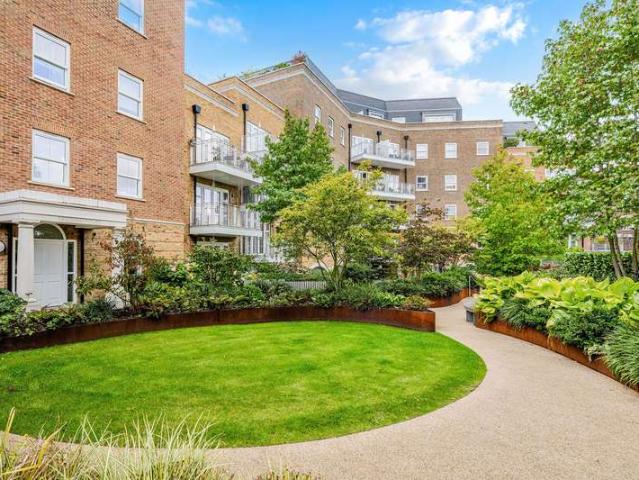 Flat for sale in Oxted, Hillview