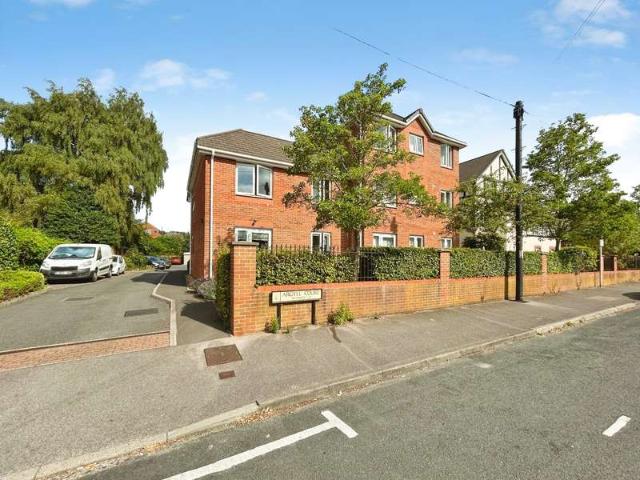 Flat for sale in Fleet, Hart