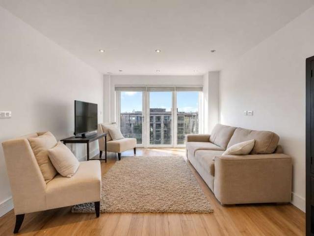 Flat for sale in Roehampton, Greater London