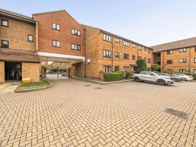 Flat for sale in Clewer New Town, Windsor