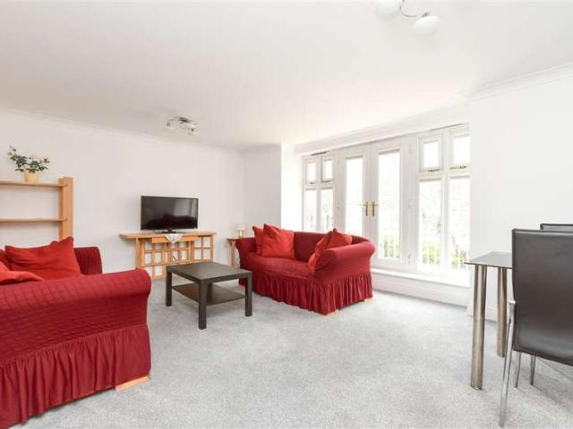 Flat for sale in Red Hill, Surrey