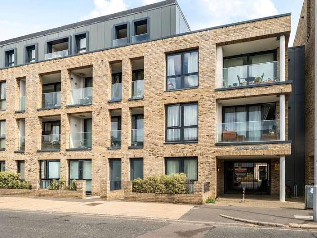 Flat for sale in Surbiton, Greater London