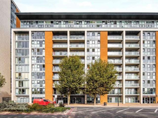 Flat for sale in Canning Town, Greater London