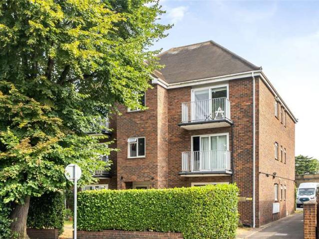 Flat for sale in Surbiton, Greater London