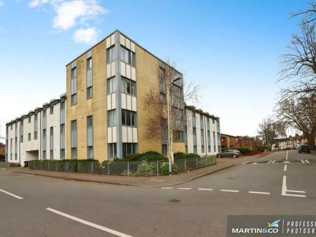 Flat for sale in Pillgwenlly, Newport