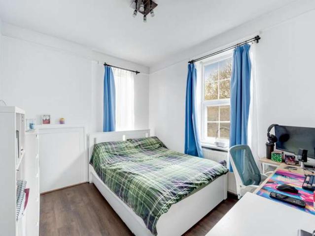 Flat for sale in London Borough of Ealing, Greater London