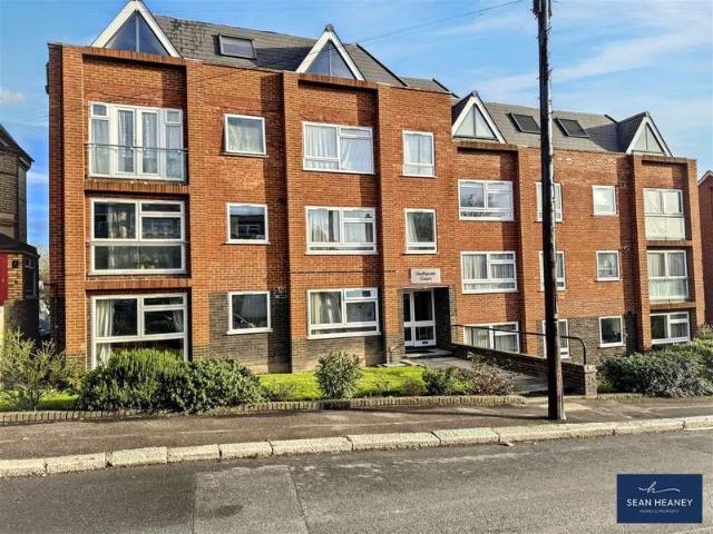 Flat for sale in New Barnet, Greater London