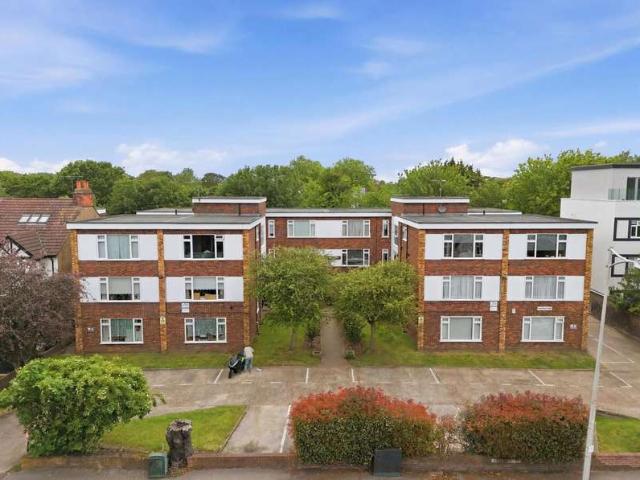 Flat for sale in Snaresbrook, Greater London