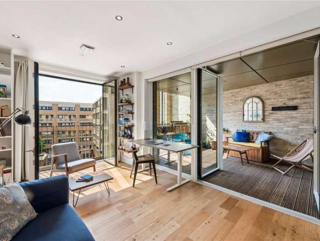 Flat for sale in Brownswood Park, Stoke Newington