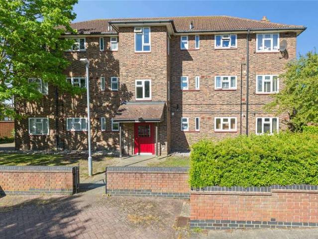 Flat for sale in South Ockendon, Essex