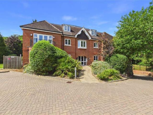 Flat for sale in Heol-las, Surrey