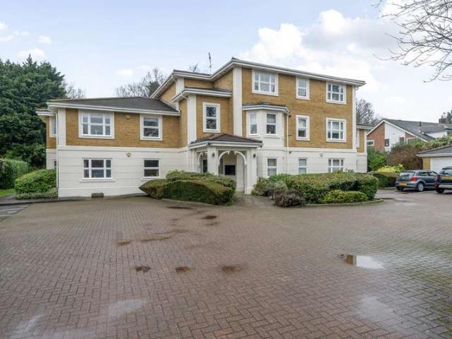 Flat for sale in Farnham Common, Buckinghamshire