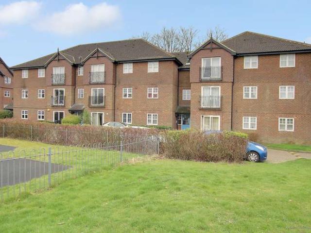 Flat for sale in Pound Hill, Crawley