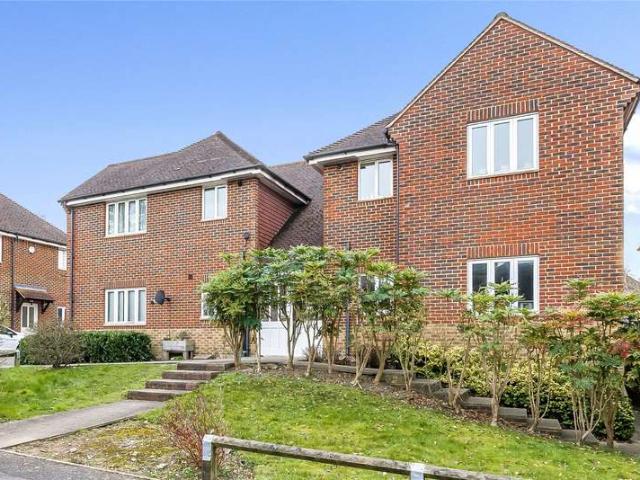 Flat for sale in Effingham, Guildford