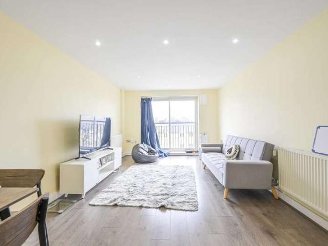 Flat for sale in Isle Of Dogs, Blackwall
