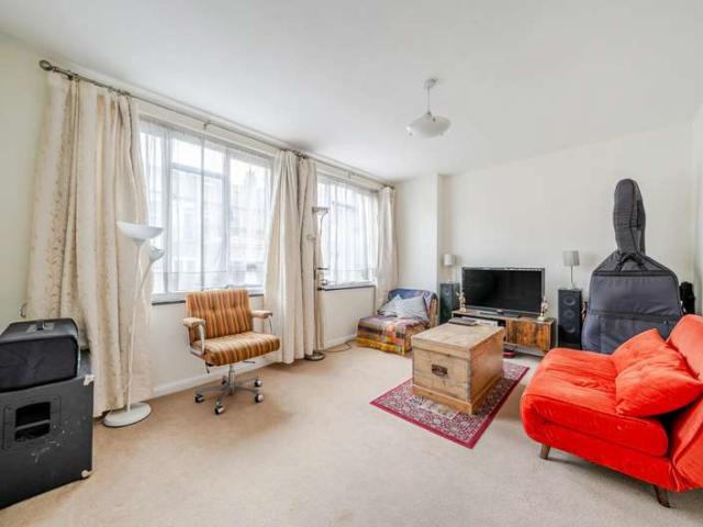 Flat for sale in Fulham, Greater London
