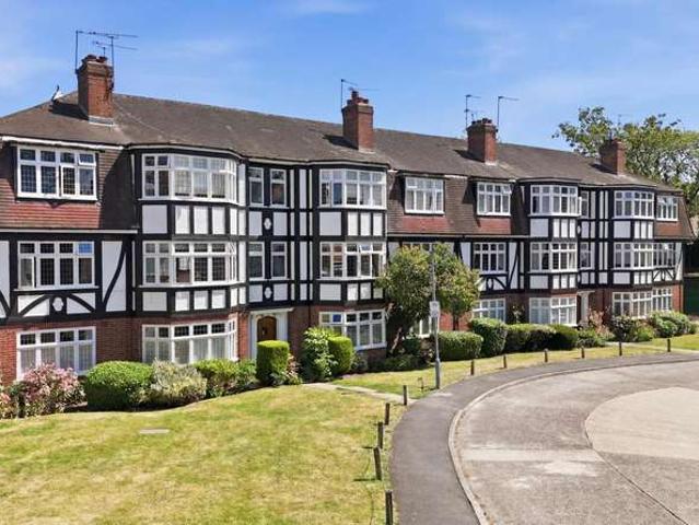 Flat for sale in Snaresbrook, Greater London