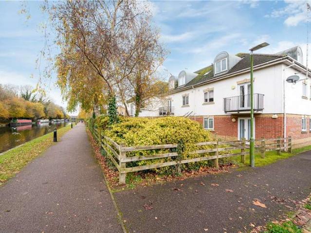 Flat for sale in Batchworth, Hertfordshire