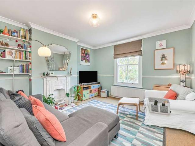 Flat for sale in Furzedown, Greater London