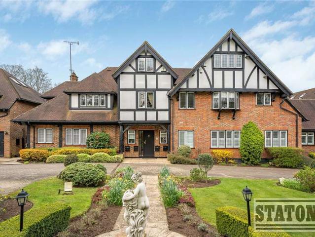 Flat for sale in Cockfosters, Greater London