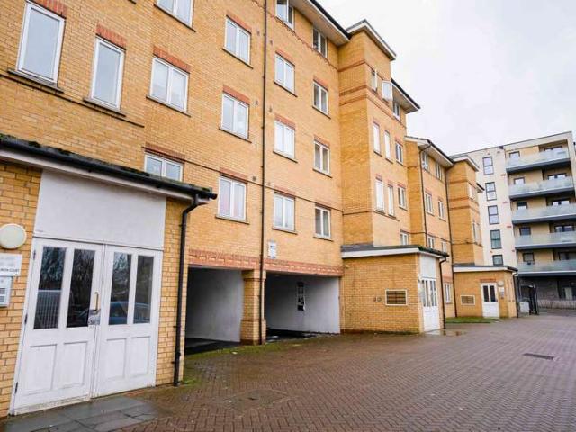 Flat for sale in Charlton Riverside, Greater London