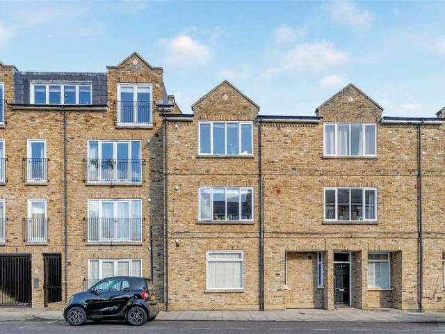 Flat for sale in Stroud Green, Greater London