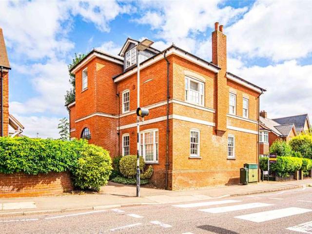 Flat for sale in Batchworth, Hertfordshire