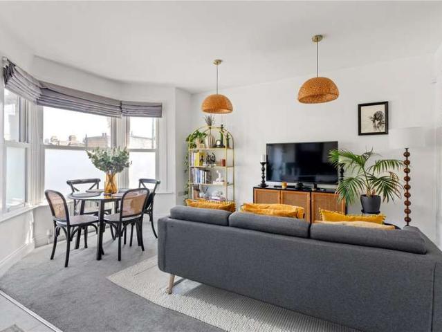 Flat for sale in Balham, Greater London