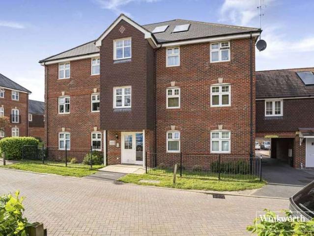 Flat for sale in Heol-las, Surrey
