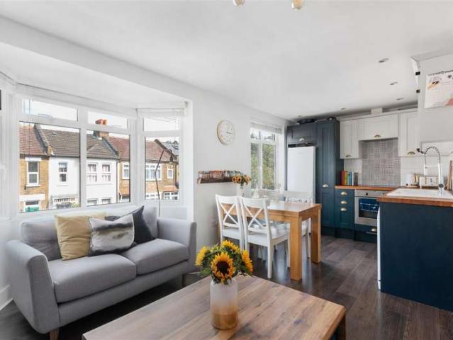 Flat for sale in London Borough of Merton, Raynes Park