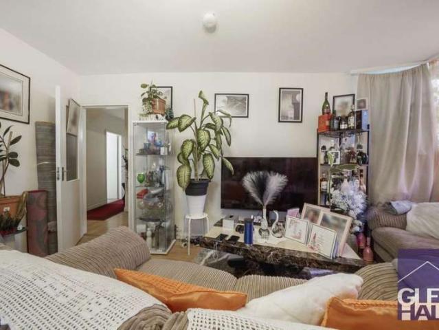 Flat for sale in New Southgate, Greater London