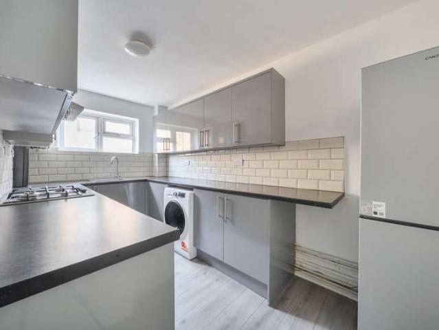 Flat for sale in Wallington, Greater London