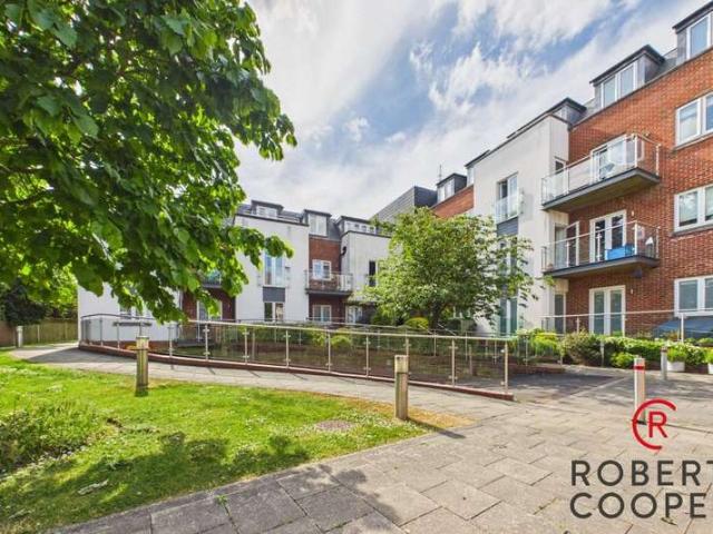 Flat for sale in Eastcote, Greater London