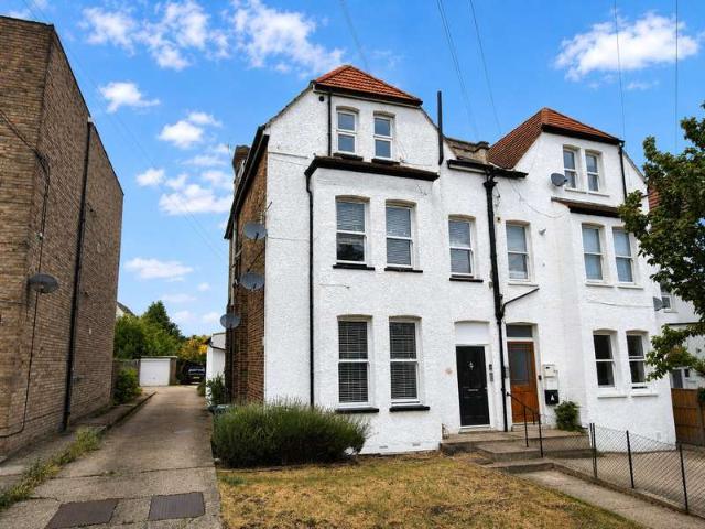 Flat for sale in High Barnet, Greater London