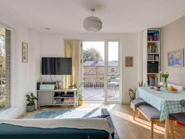 Flat for sale in London Borough of Lewisham, Ladywell