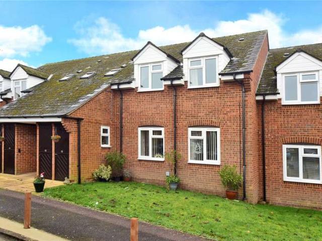 Flat for sale in Tattenham Corner, Red Hill
