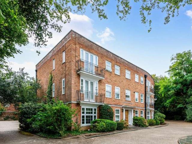Flat for sale in Woodcote, Epsom