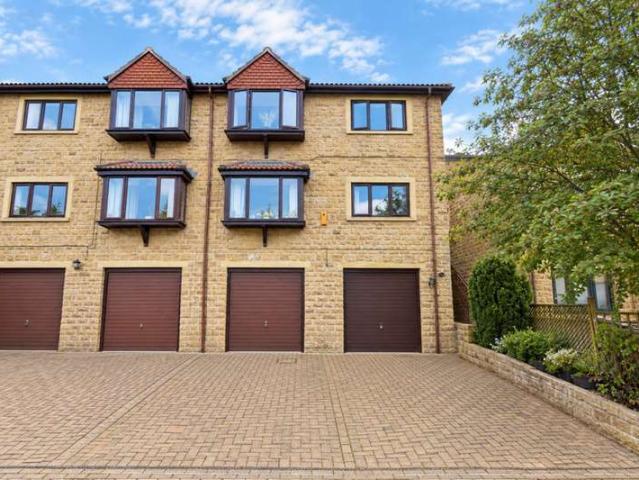 Flat for sale in Cottingley, West Yorkshire