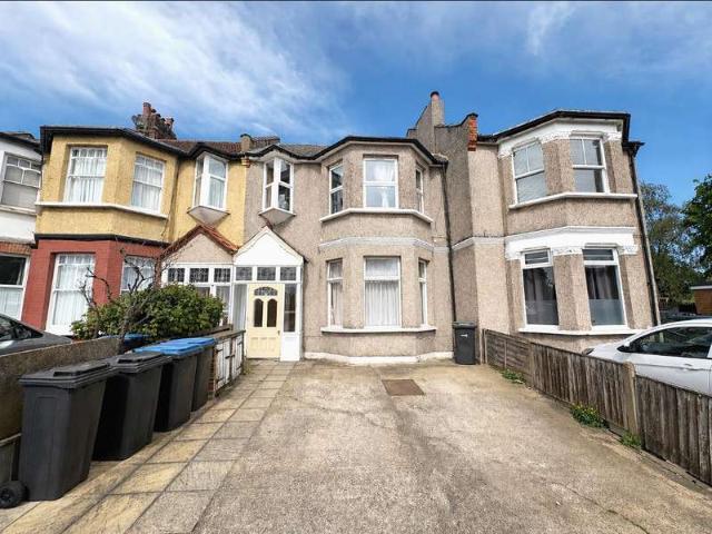 Flat for sale in Palmers Green, Greater London
