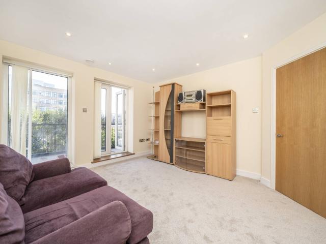 Apartment for rent in Mill Meads, Greater London