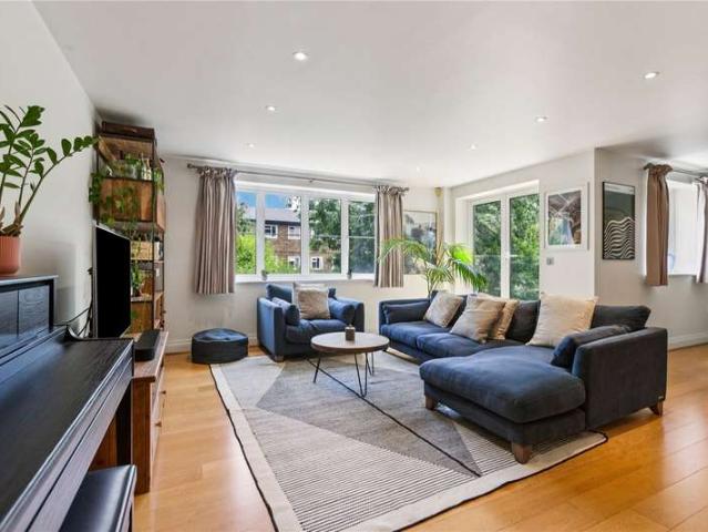 Flat for sale in Wandsworth, Greater London