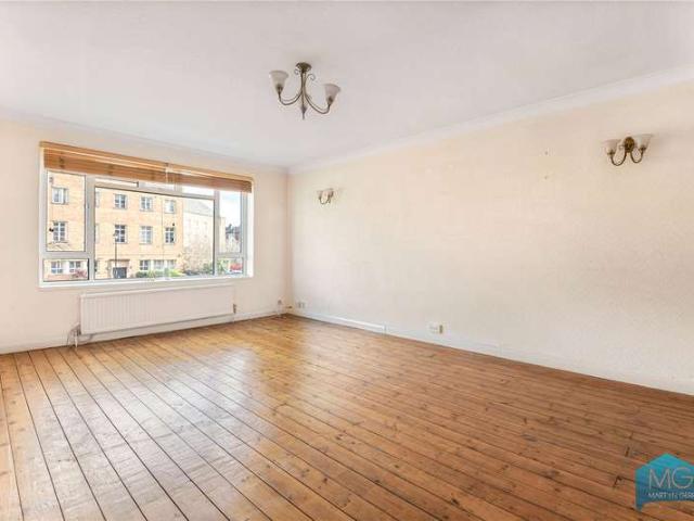Flat for sale in Friern Barnet, Greater London