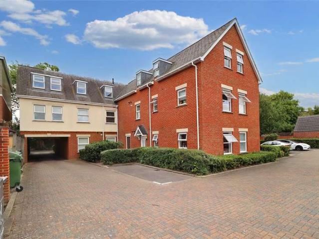 Flat for sale in Horsell, Woking